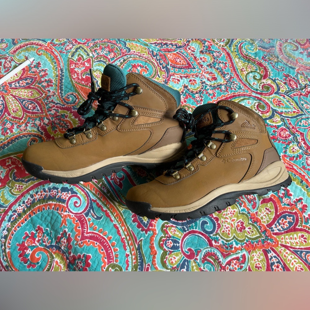 Size: 8.5 Columbia Women’s Newton Ridge™ Plus Waterproof Hiking Boot